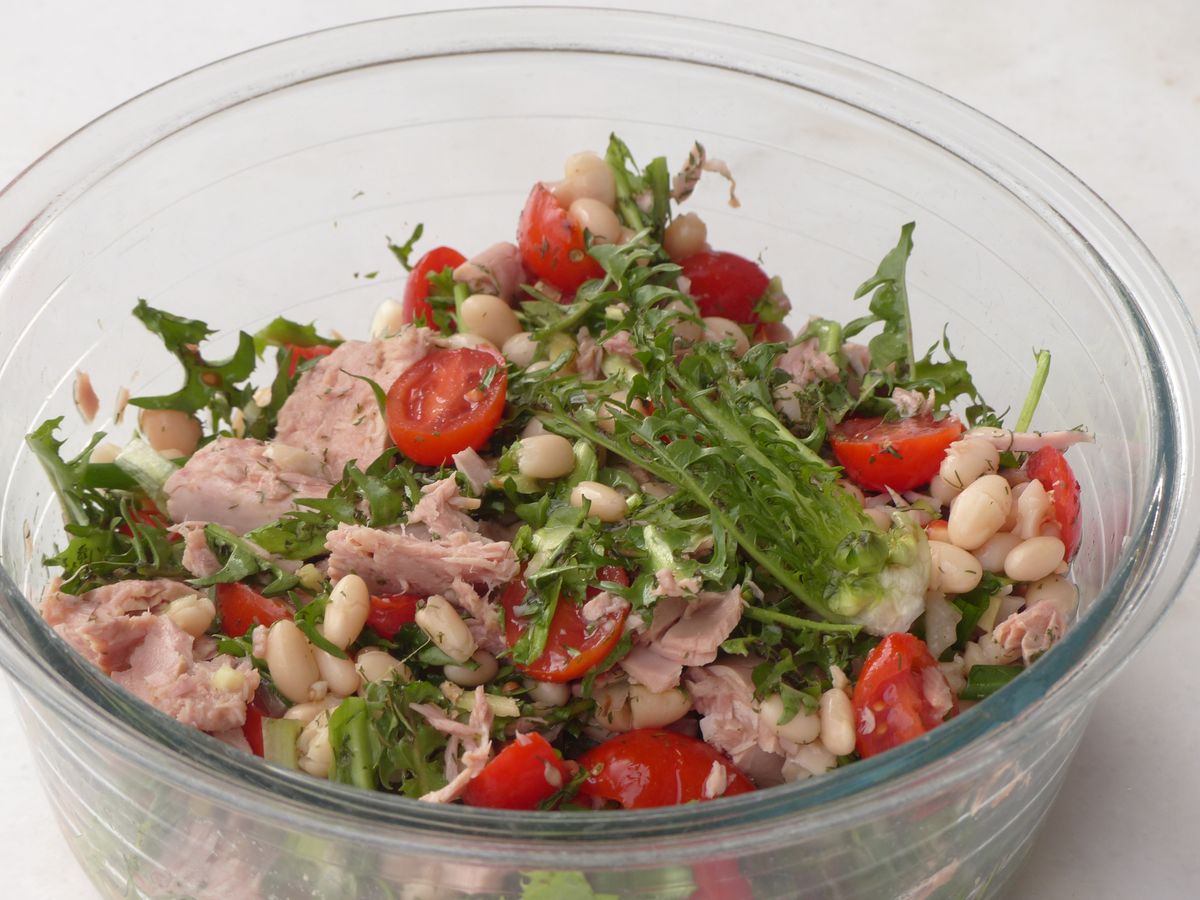 Löwenzahnsalat mit Bohnen und Thunfisch