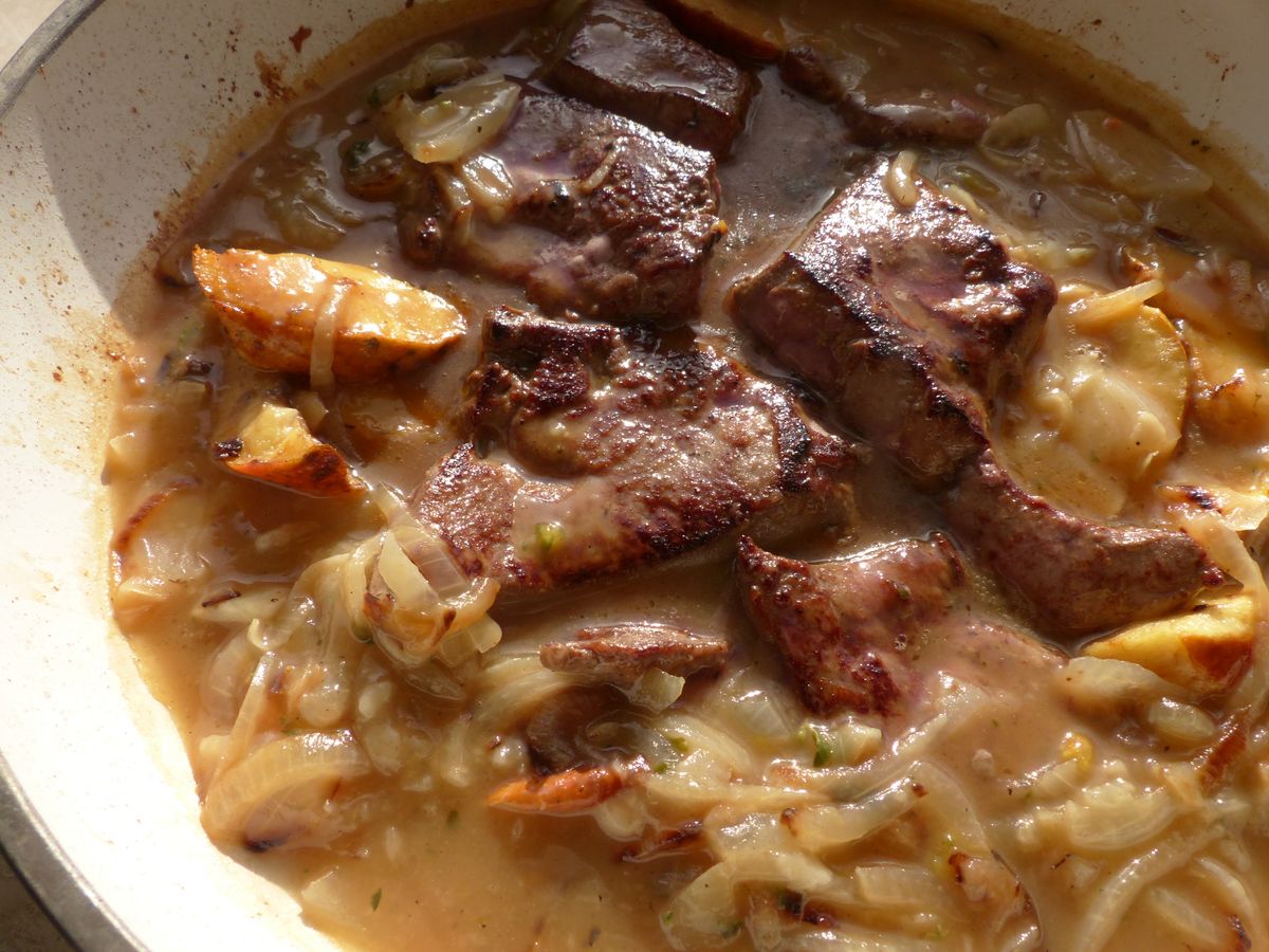 Kalbsleberfilets mit Äpfeln und Zwiebeln